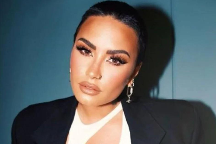 DEMI LOVATO SUFRIÓ UN ACCIDENTE DOMÉSTICO. LA CANTANTE TUVO QUE RECURRIR A UN ACCESORIO PARA DISIMULAR SU CICATRIZ.