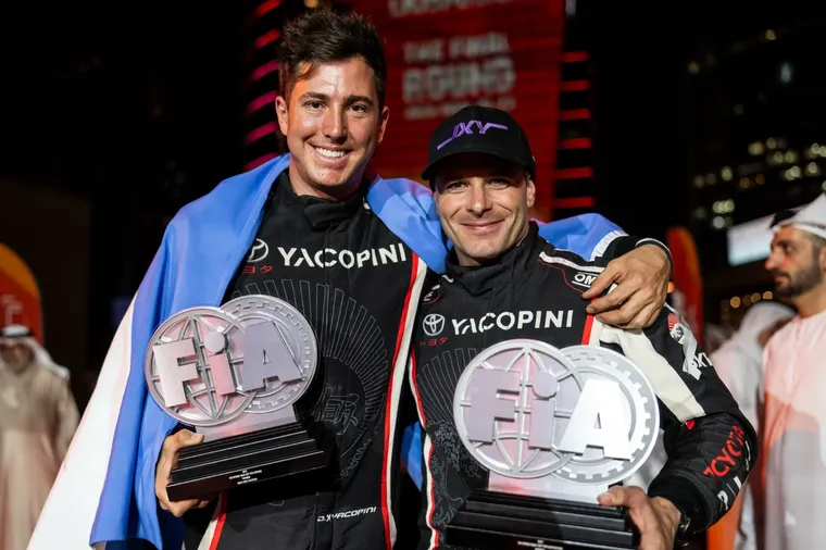 Juan Cruz Yacopini junto a su copiloto, Dani Oliveras. Juan Cruz Yacopini junto a su copiloto, Dani Oliveras. 