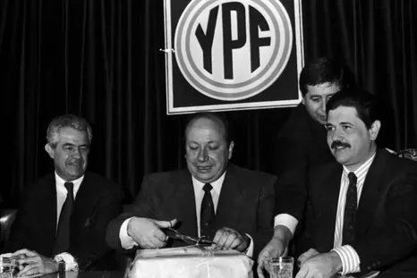 Dromi encabeza en 1990 la apertura de sobres de los oferentes para la privatización de YPF, acompañado por José Estenssoro, por entonces titular de la compañía, y el secretario de Energía, Julio César Aráoz. Dromi encabeza en 1990 la apertura de sobres de los oferentes para la privatización de YPF, acompañado por José Estenssoro, por entonces titular de la compañía, y el secretario de Energía, Julio César Aráoz.