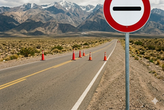 Muchos conductores confunden esta señal vial con la clásica indicación de contramano. Foto: Gemini IA Muchos conductores confunden esta señal vial con la clásica indicación de contramano. Foto: Gemini IA