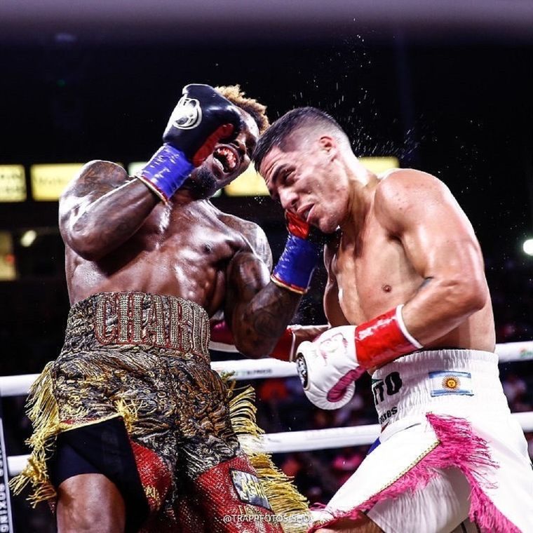 Charlo castiga a Castaño. Foto: Instagram