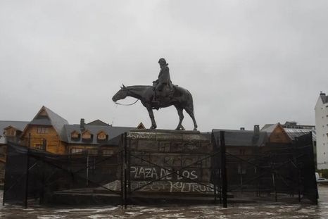La ubicación del monumento de Julio Roca en la plaza principal de Bariloche es objeto de polémica desde hace años y hubo campañas para promover su traslado. La ubicación del monumento de Julio Roca en la plaza principal de Bariloche es objeto de polémica desde hace años y hubo campañas para promover su traslado.