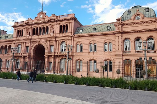 Los periodistas de la Rosada advierten que los hermanos Milei les prohíben incluso a los mozos hablar con ellos