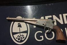 El menor descartó un arma de fuego mientras huía de la policía en Las Heras. El menor descartó un arma de fuego mientras huía de la policía en Las Heras.