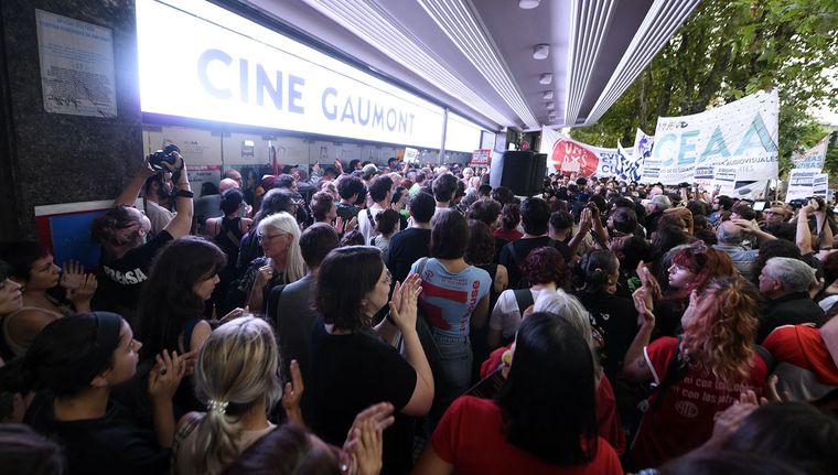 Centenares de manifestantes frente al Cine Gaumont. Foto: Juan Mateo Aberastain/MDZ