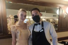 La actriz de Gambito de Dama en la parrilla Fervor, su favorita en Buenos Aires. 