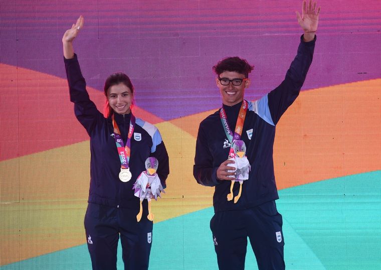 La mendocina Julieta Benedetti y Fabrizio Crozzolo tras ganar el oro en relevos mixtos cronometrado. Foto: Rosario 2022