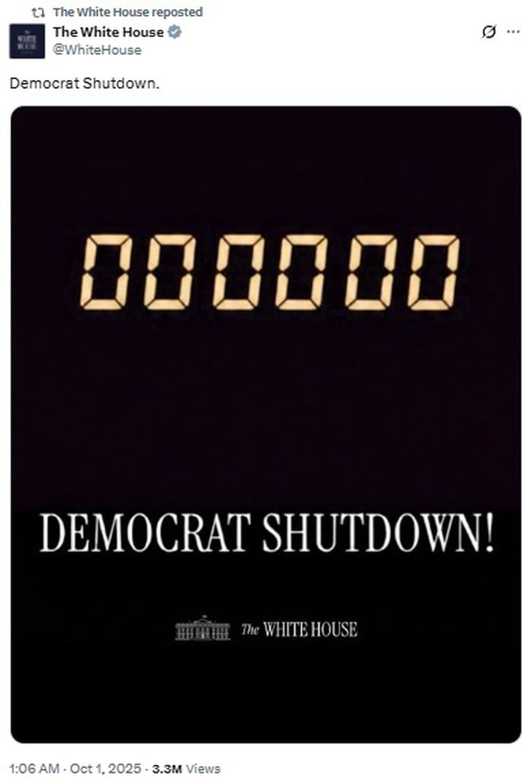 El tweet de la Casa Blanca de los Estados Unidos sobre el cierre de gobierno, el cual culpa a los demócratas de la crisis con la frase El tweet de la Casa Blanca de los Estados Unidos sobre el cierre de gobierno, el cual culpa a los demócratas de la crisis con la frase