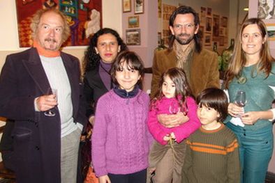MDZol | Artistas en familia: Lucía Coria y Fernando Jereb junto a sus hijos Vera, Vicente y Venecia y sus amigos, Horacio Reyes Correa y Cecilia Romera. Foto: Florencia Da Souza / MDZ