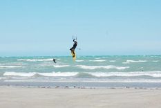 Un hombre de 55 años murió en la provincia de Río Negro tras sufrir una descompensación mientras practicaba kitesurf en Mar Grande, Río Negro. Un hombre de 55 años murió en la provincia de Río Negro tras sufrir una descompensación mientras practicaba kitesurf en Mar Grande, Río Negro.