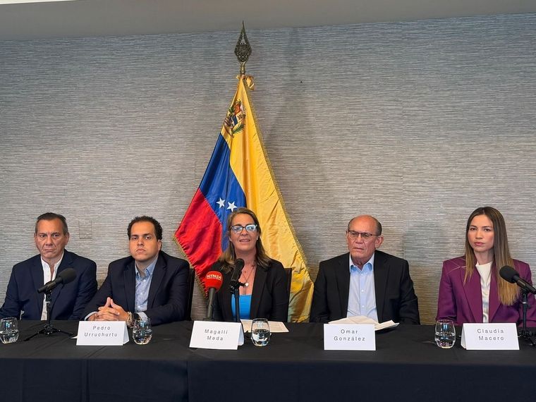 Los cinco venezolanos, colaboradores de Machado, estuvieron 13 meses aislados en la delegación argentina Foto: X @ConVzlaComando