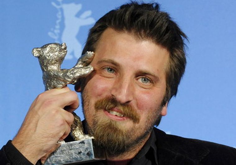 Adrián Biniez, feliz, muestra su premio obtenido en Berlín. Foto: AFP