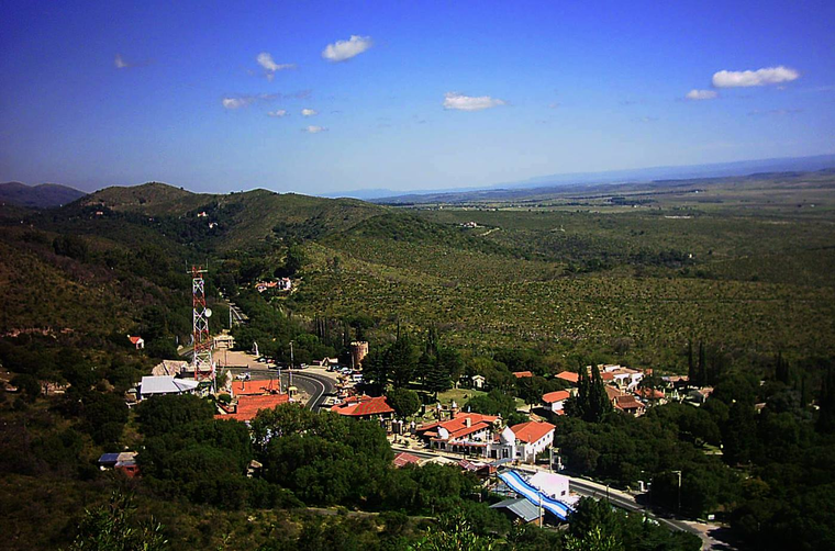 El pueblo de Los Cocos es conocido como el balcón del Valle de Punilla por sus vistas panorámicas. El pueblo de Los Cocos es conocido como el balcón del Valle de Punilla por sus vistas panorámicas.