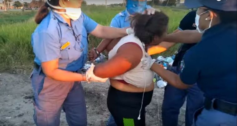 Como una zombi El momento en que la mujer le pegó el tarascón a una uniformada.