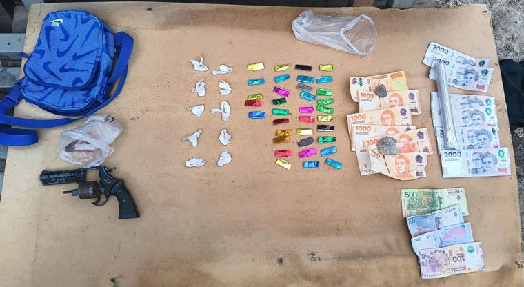 El morral con droga y un arma que fue secuestrado en el barrio Grilli Norte. El morral con droga y un arma que fue secuestrado en el barrio Grilli Norte.