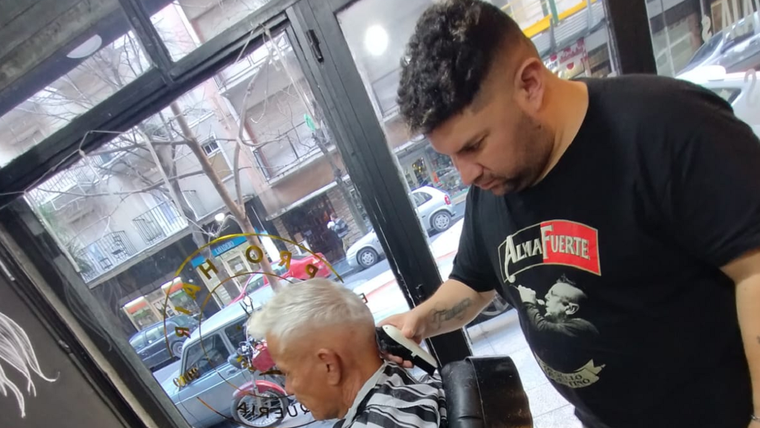 Nelson, el peluquero que atiende gratis a personas en situación de calle Foto: Pro Hair