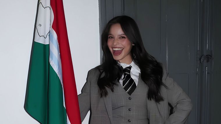 Emilia Mernes posando con la bandera de Nogoyá.