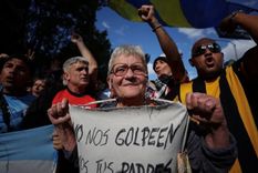 Los hinchas de varios clubes de fútbol marcharon en apoyo a los jubilados. Foto: GETTY IMAGES