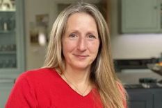 Karen Cooper pide apoyo continuo para las víctimas de homicidio.