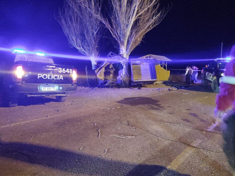 El lugar del hecho: en el accidente, dos personas fallecieron. El lugar del hecho: en el accidente, dos personas fallecieron.