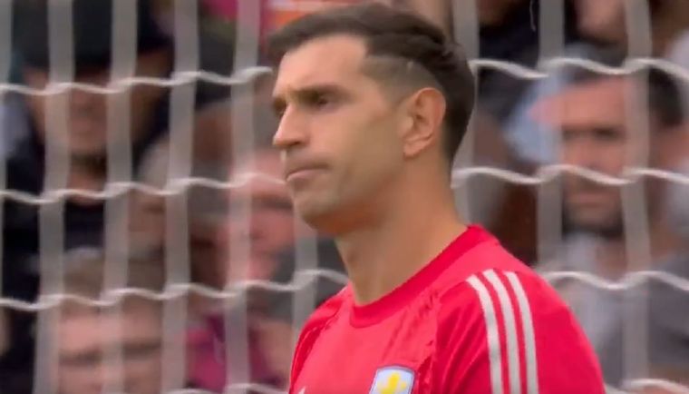 Dibu Martínez sufrió en un centro al área chica, pero el Aston Villa venció 2-1 al Burnley y sumó su segunda victoria consecutiva.