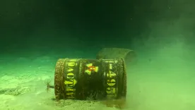 Algunos de los barriles arrojados al Atlántico presentan una fuerte corrosión y pérdida de material sobre el fondo marino.