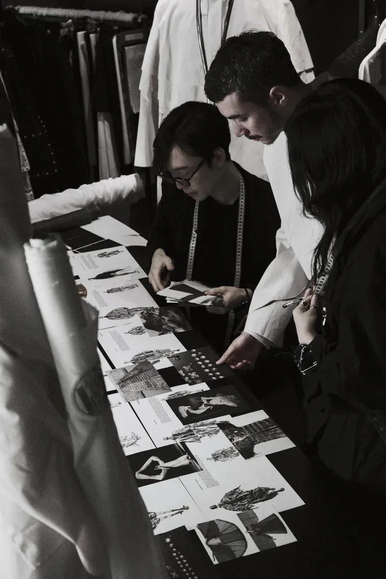 El diseñador que convirtió a BTS en héroes modernos. El diseñador que convirtió a BTS en héroes modernos.