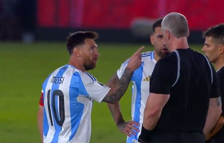 Messi, muy enojado con Daronco. Foto: Captura