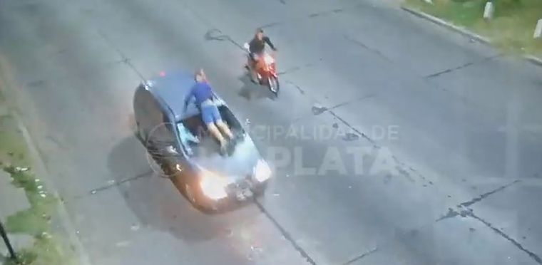 El joven de 19 años viajó más de 7 cuadras subido al capot de un auto gritando Satanás