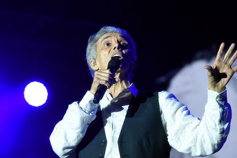 El cantautor sacó un recuerdo del baúl. El cantautor sacó un recuerdo del baúl.