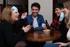 ¿El elevado riesgo de contraer la covid-19 que supone saltarse las medidas pesa menos que las necesidades de socialización y disfrute? Foto: GETTY IMAGES