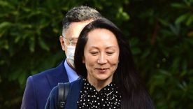 Imagen de Meng abandonando su casa en Vancouver el viernes. Foto: GETTY IMAGES