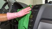 Un truco casero para dejar el tablero del auto impecable con un solo ingrediente. Foto: Shutterstock Un truco casero para dejar el tablero del auto impecable con un solo ingrediente. Foto: Shutterstock
