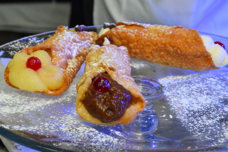 El proceso artesanal del cannoli, un deleite que conquistó a los paladares más exigentes. El proceso artesanal del cannoli, un deleite que conquistó a los paladares más exigentes.