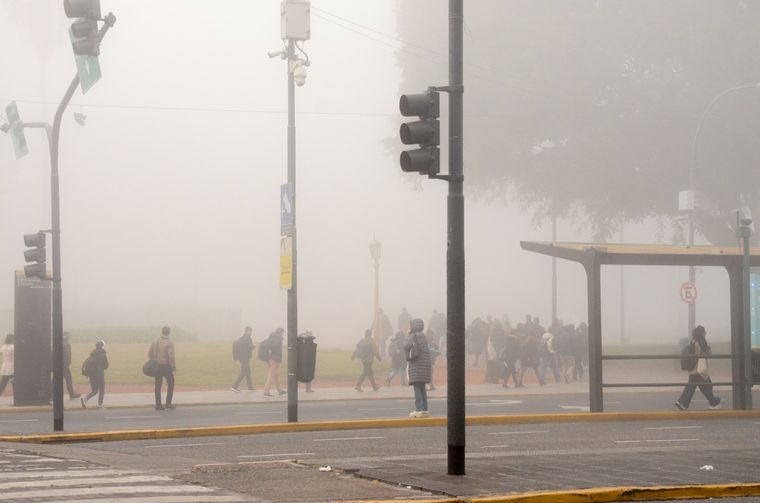 Niebla en la salida de la estación de trenes de Retiro. Niebla en la salida de la estación de trenes de Retiro.