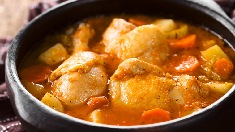 En algunas regiones, la receta incluye vino blanco para intensificar el sabor del pollo. En algunas regiones, la receta incluye vino blanco para intensificar el sabor del pollo.