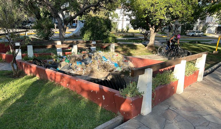 El sector donde el Zanjón Frías cruza la plazoleta Isaac Kolton muestra una importante acumulación de basura tras las lluvias. El sector donde el Zanjón Frías cruza la plazoleta Isaac Kolton muestra una importante acumulación de basura tras las lluvias.