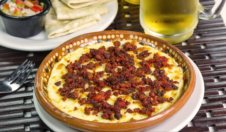 La receta de queso fundido con chorizo es tan versátil que en muchas regiones de México se prepara con diferentes tipos de queso, lo que da lugar a variaciones únicas sin perder la esencia original de la receta.