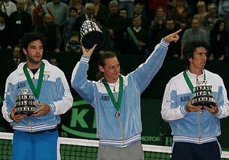 Nalbandian en el centro, Acasuso y Chela a su lado.