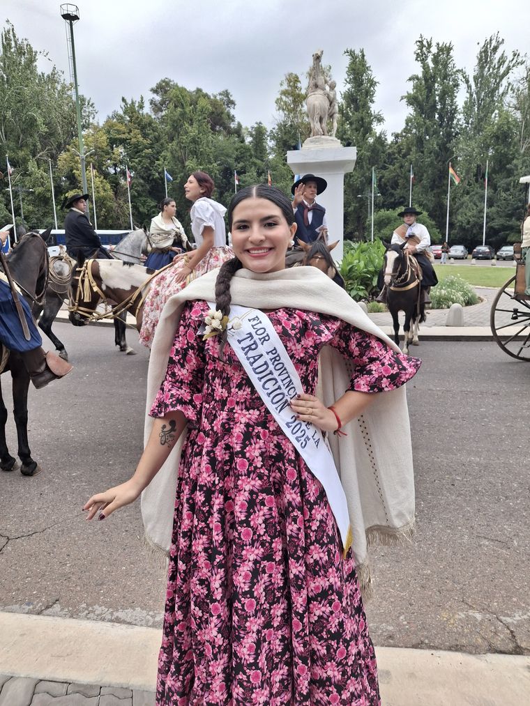 Macarena Flores, Flor de la Tradición 2025. Ganó a nivel provincial en noviembre de 2024. Macarena Flores, Flor de la Tradición 2025. Ganó a nivel provincial en noviembre de 2024.