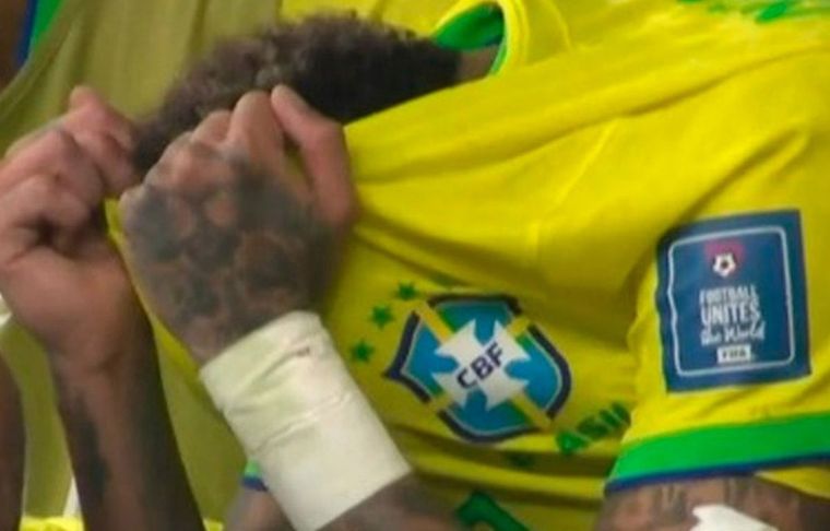 Neymar se retiró con su tobillo derecho muy dolorido del debut ante Serbia.