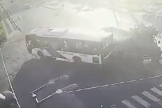 una mujer perdio su brazo y dos personas murieron luego de un brutal accidente entre un micro y un camion en laferrere