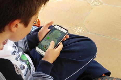 Batería que dura menos, recalentamiento y consumo raro de datos pueden ser la primera pista de que un intruso espía el celular de tus hijos. Batería que dura menos, recalentamiento y consumo raro de datos pueden ser la primera pista de que un intruso espía el celular de tus hijos.