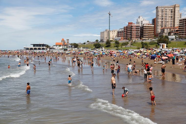 La playa, el plan favorito de los que visitan Mar del Plata Foto: EMTURyC