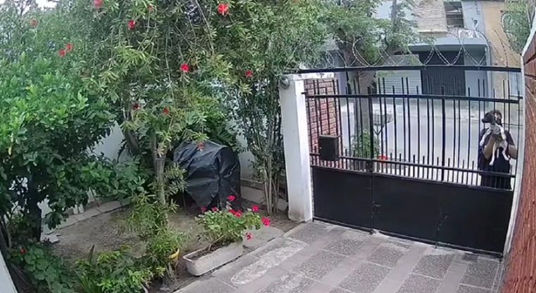 El robo quedó registrado por las cámaras de seguridad.