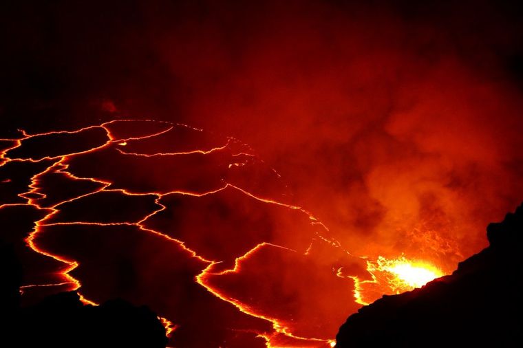 Vista nocturna del volcán Kilauea, en Hawái. Es uno de los volcanes más activos de la Tierra. Un grupo dirigido por la NASA está estudiando los volcanes de Hawái desde el aire, el suelo y el espacio para entender mejor los procesos volcánicos y sus peligros. Vista nocturna del volcán Kilauea, en Hawái. Es uno de los volcanes más activos de la Tierra. Un grupo dirigido por la NASA está estudiando los volcanes de Hawái desde el aire, el suelo y el espacio para entender mejor los procesos volcánicos y sus peligros.