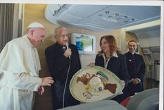 Valentina le entrega sombrero mejicano al Papa Francisco. Foto: Valentina Alazraki.