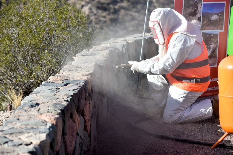 Quitar las pintadas no es tarea sencilla Foto: Gobierno de Mendoza