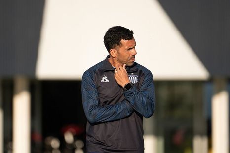 Carlos Tevez fue recibido entre aplausos y silbidos por parte del público de Independiente. Carlos Tevez fue recibido entre aplausos y silbidos por parte del público de Independiente.