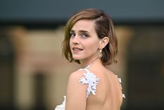 Emma Watson y Lily Collins llevan un vestido romántico pero de manera innovadora. Foto: Vogue